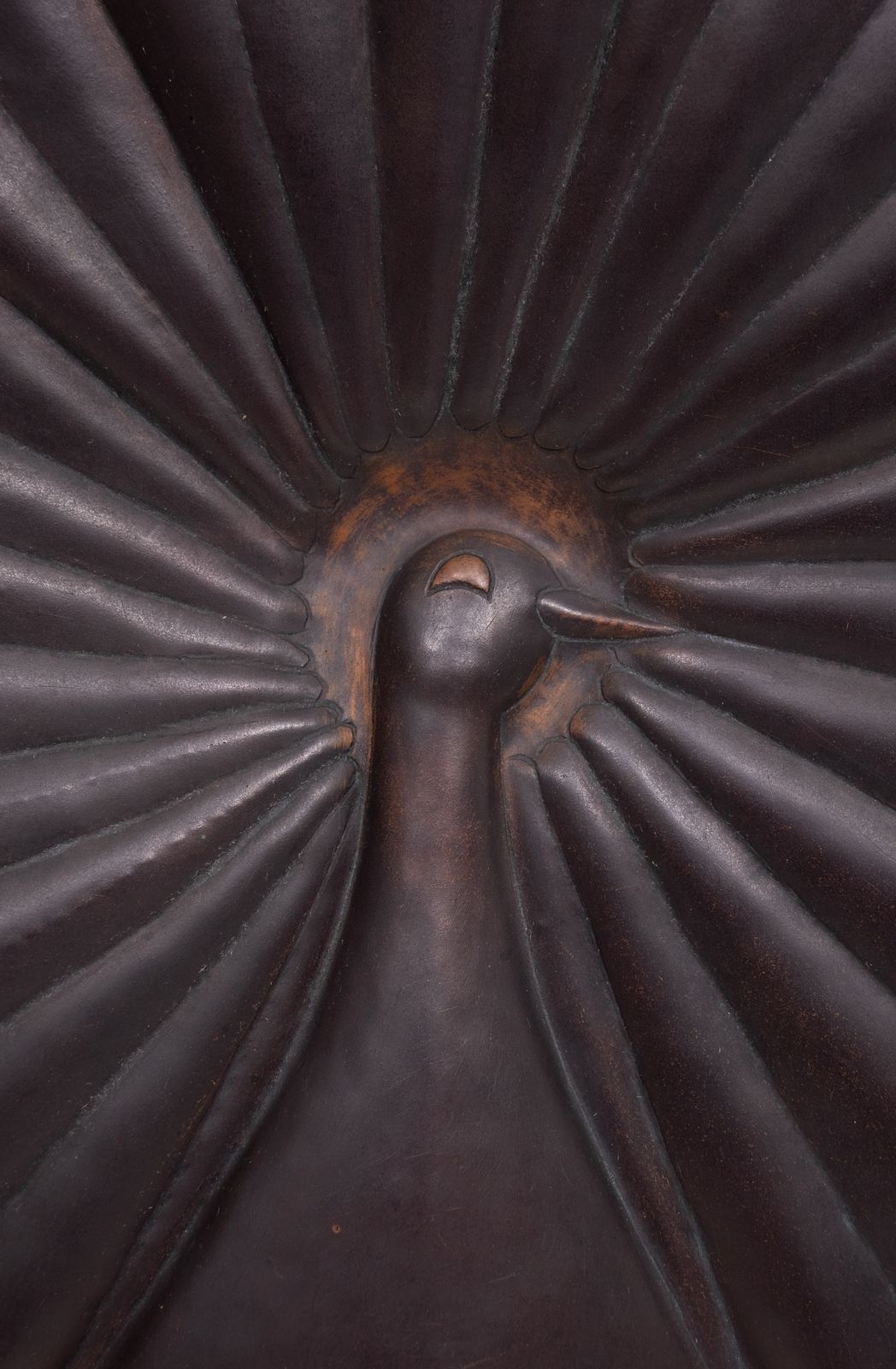Kunst Met De Hand Gemaakt – Pauw Gehamerd In Een Koperen Plaat. Afrika, Jaren 1970. photo