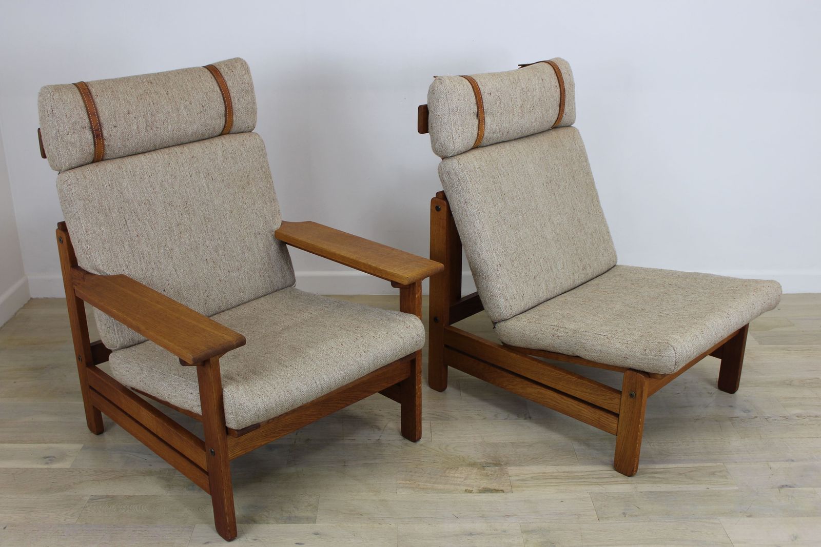 photo vinterior Pair Of Oak Hunting Chairs By Aksel Dahl For Kp Mobler