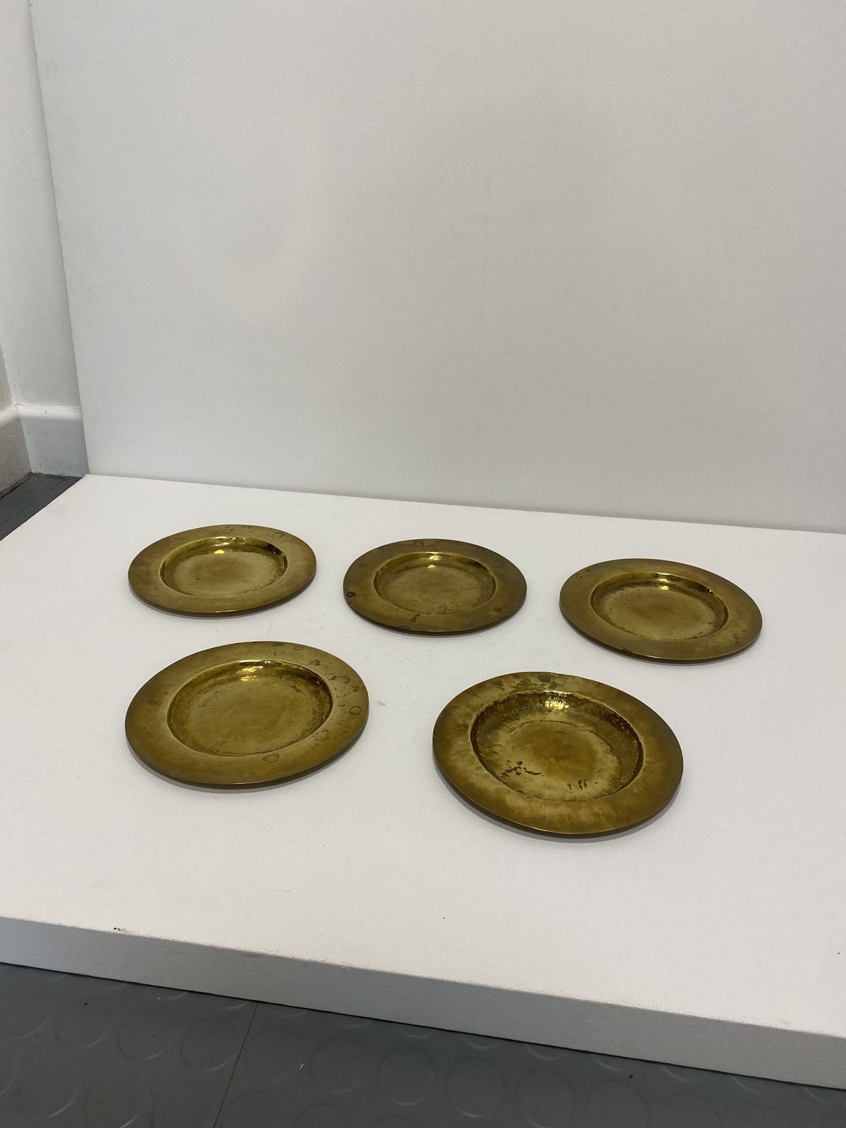 photo furniture 5 Brass Plates Table Hollywood Regency Vintage 1960s Desert Gold Art Nouveau Dec