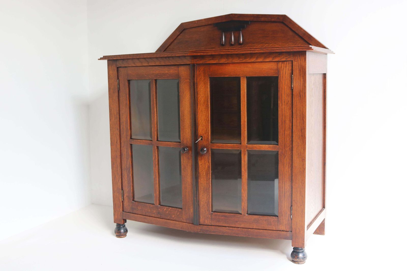 Amsterdamse School Theekast / Vitrinekast Europees Eiken Geslepen Glas 1920 photo furniture