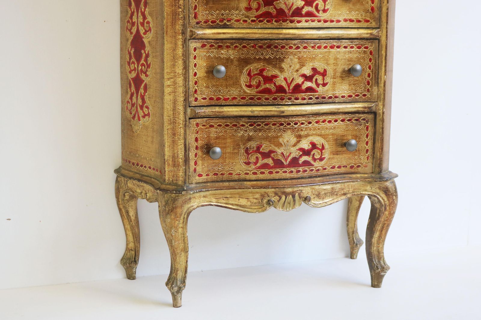 Hoge Italiaanse Ladekast In Florentijnse Renaissance Stijl Met Zes Lades photo buy