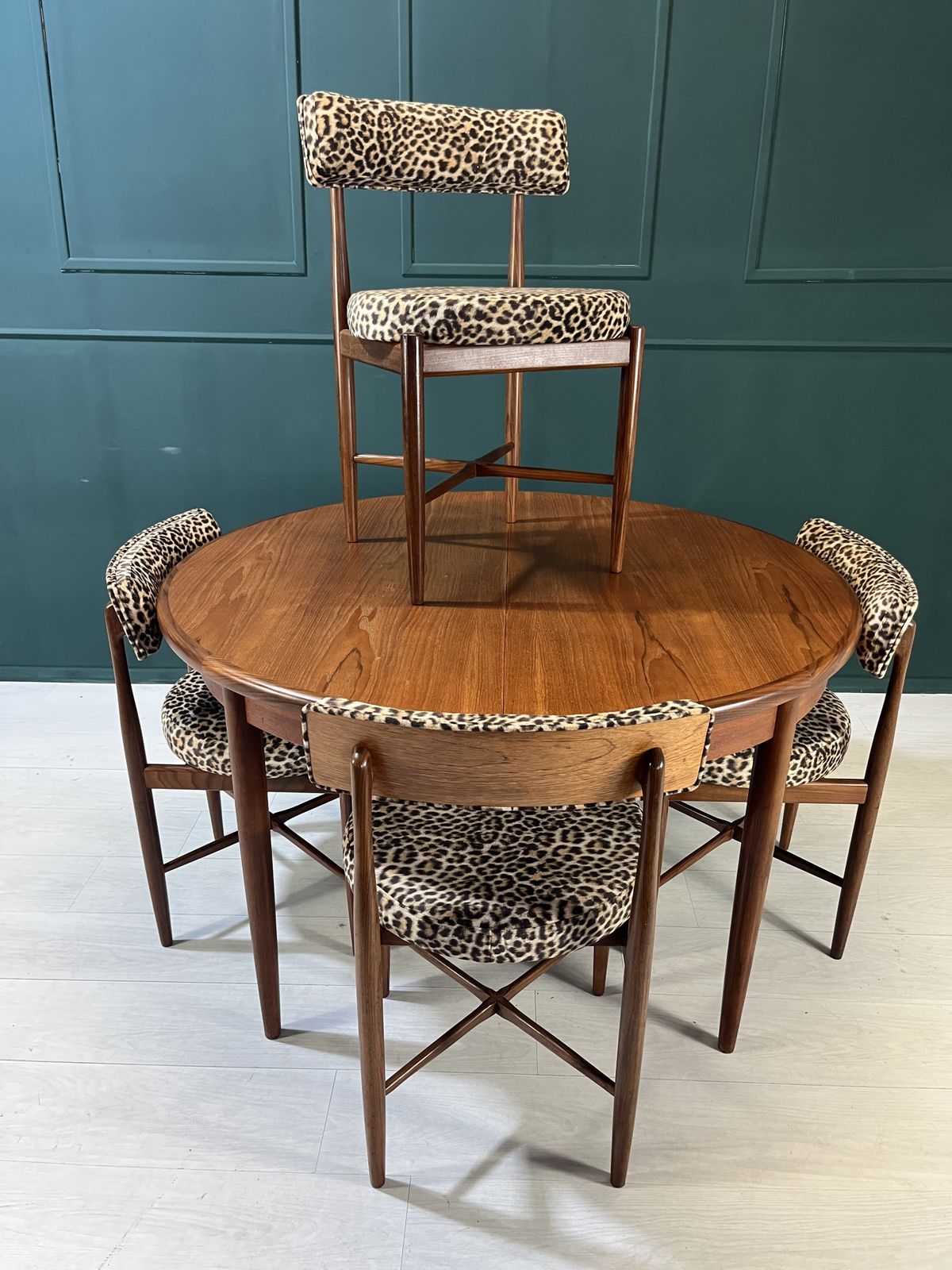 Gplan Round Extending Dining Table And 4 Round Dining Chairs From The Fresco Range photo Furniture