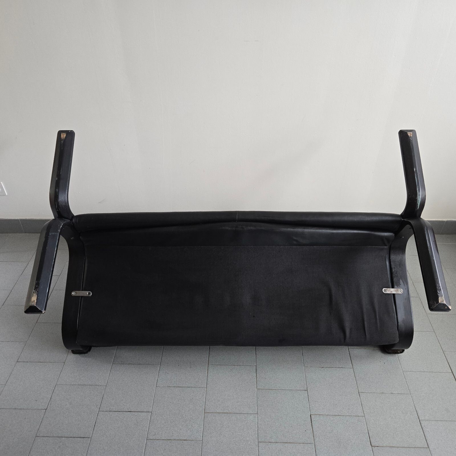 photo vintage Vintage 1970 Scandinavian 2 Seater Sofa Black Leather & Wood Curved 70s 1970