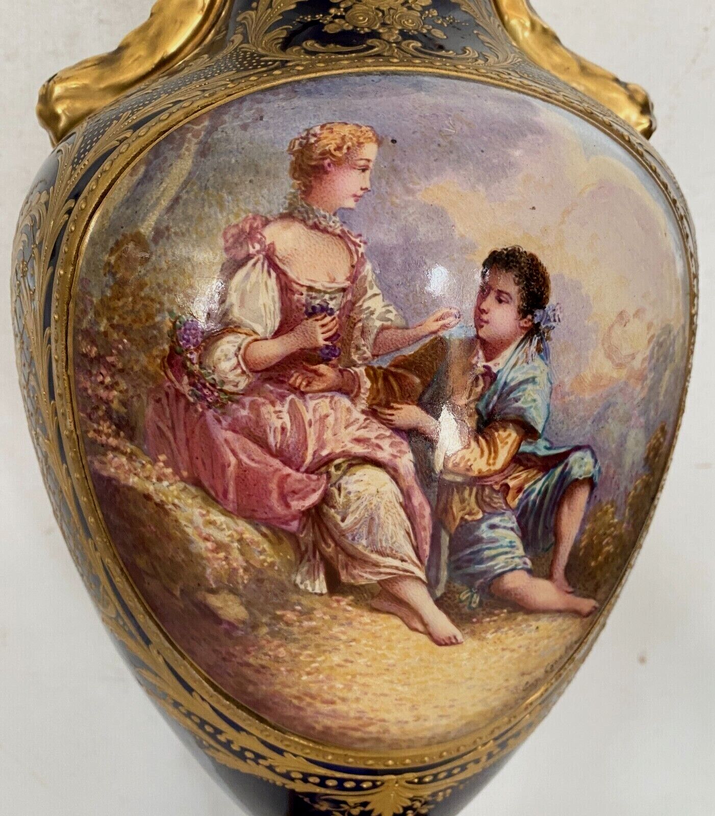 V Ase A Fond Bleu  Polychromé A Rehaut D'or XX Siècle Vase Sèvre Vase Couvert photo for sale