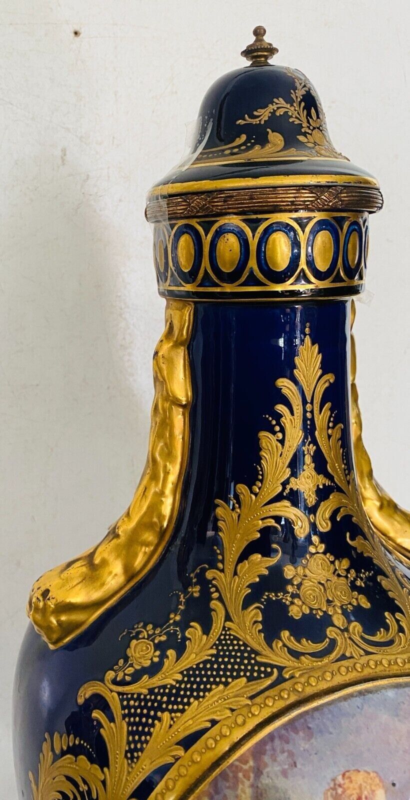 V Ase A Fond Bleu  Polychromé A Rehaut D'or XX Siècle Vase Sèvre Vase Couvert photo 1065.9