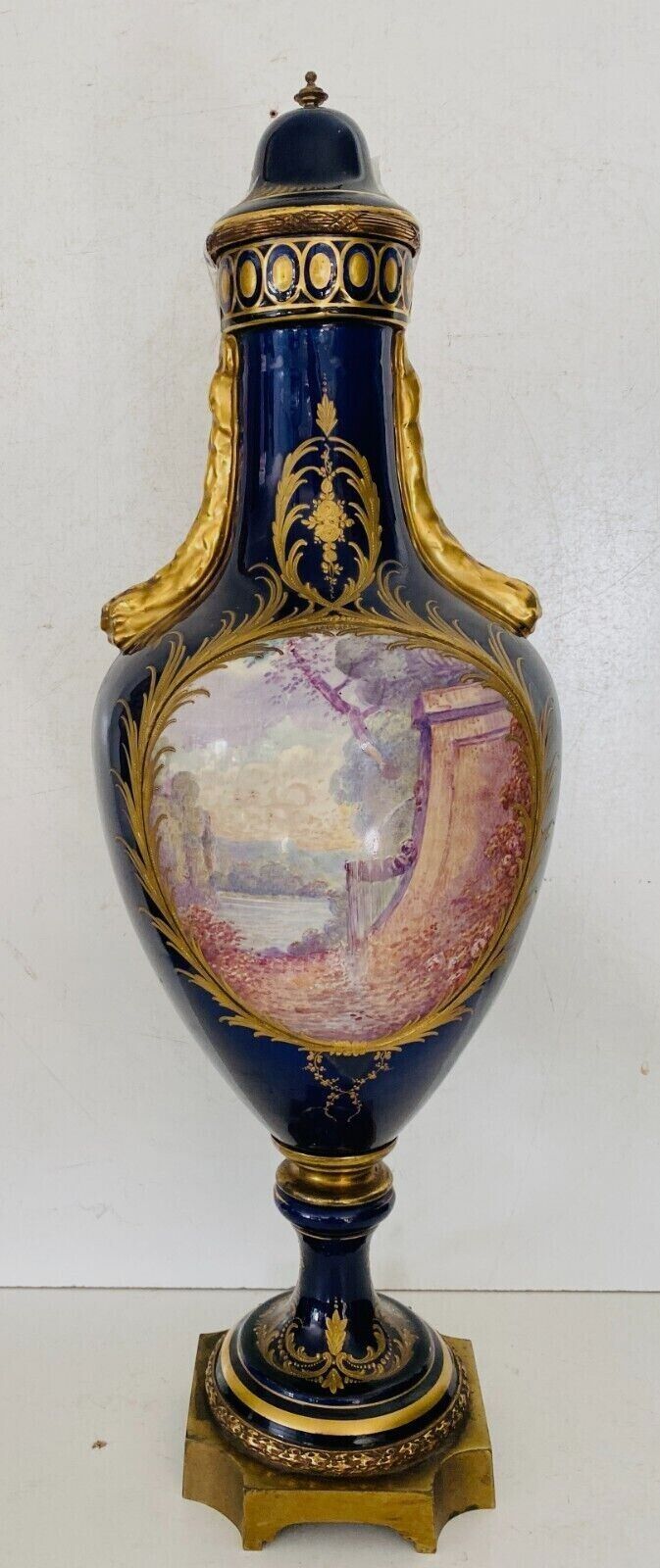 V Ase A Fond Bleu  Polychromé A Rehaut D'or XX Siècle Vase Sèvre Vase Couvert photo buy