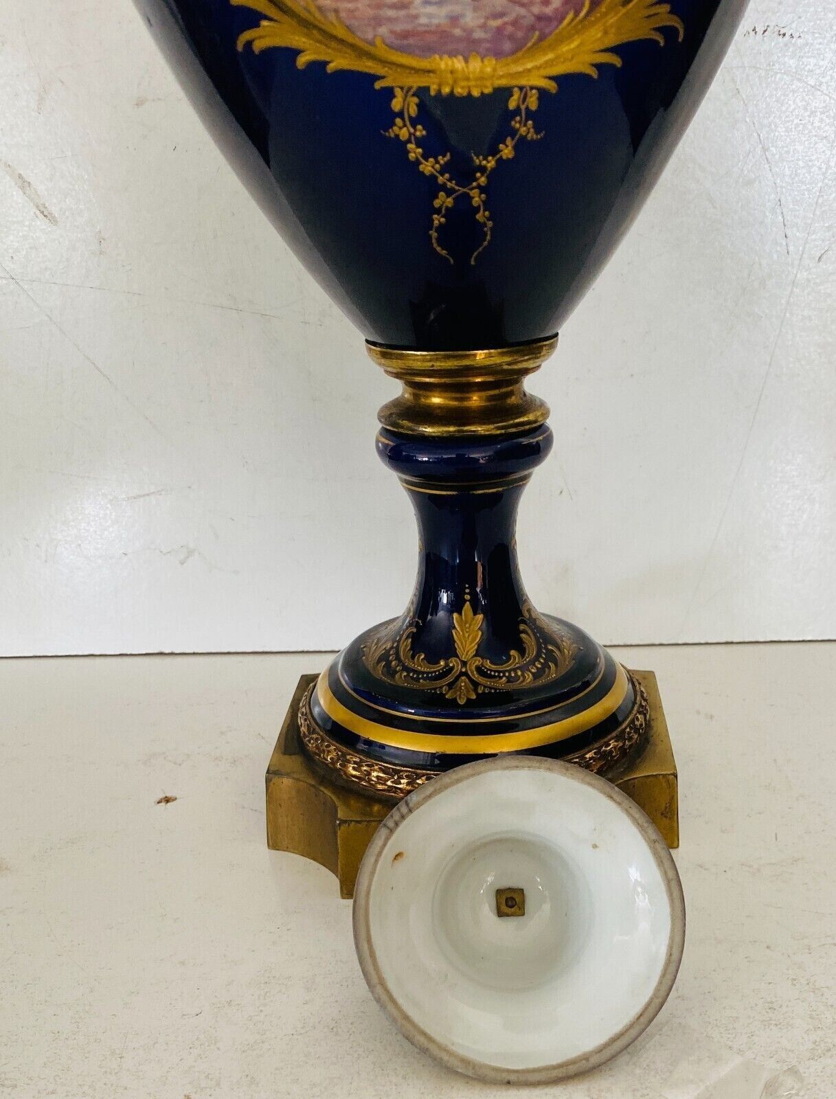photo furniture V Ase A Fond Bleu  Polychromé A Rehaut D'or XX Siècle Vase Sèvre Vase Couvert