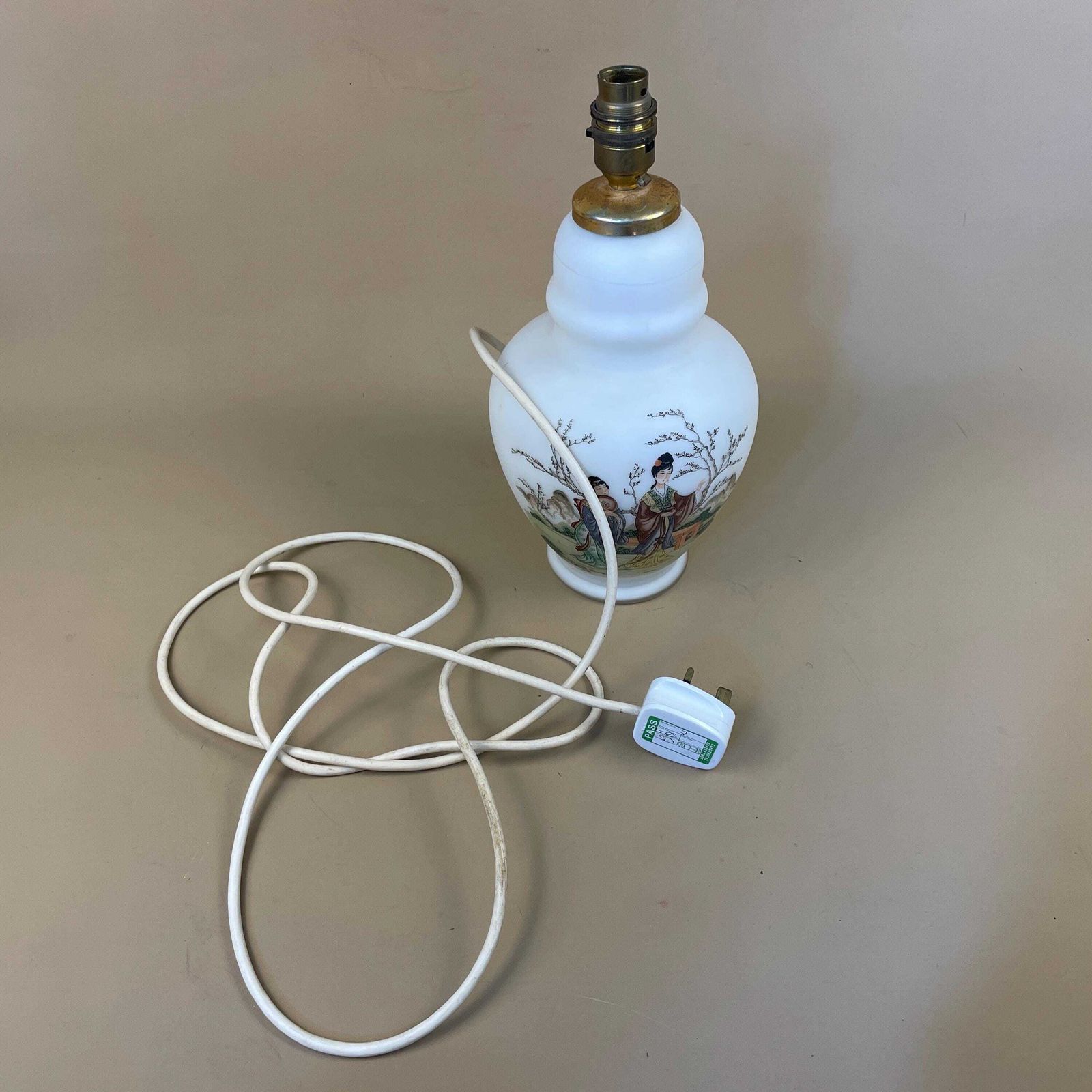 photo furniture Vintage Oriental Antique Fine Glass Lamp Light Bedside Table Hand Painted White Asian Vase Vintage Brass Metal Gold Geisha Japanese