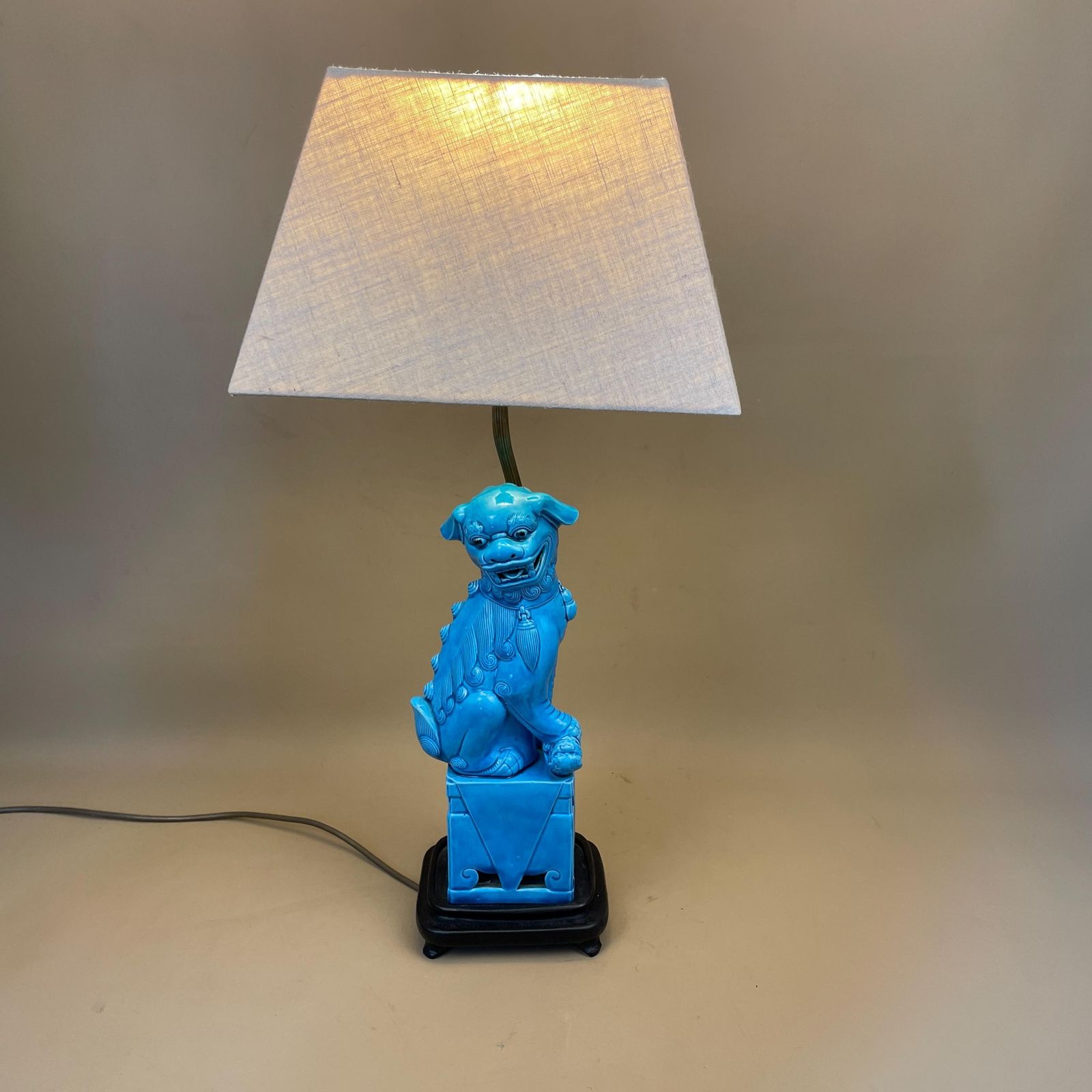 Vintage Oriental Lamp Bedside Table Light Blue Foo Dog Chinese Wooden Lampshade Pattern Ceramic Antique Classic Gold Brass Metal Shade photo furniture