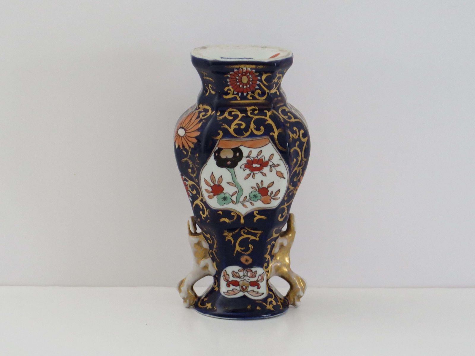 photo vinterior Masons Ironstone Vase In Blue Hawthorne Pattern (No. 2), Circa 1830