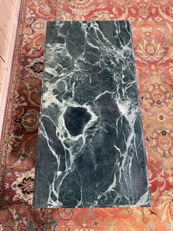 Table Basse De Style Louis XVI En Laiton Et Marbre Vert De Mer photo vinterior