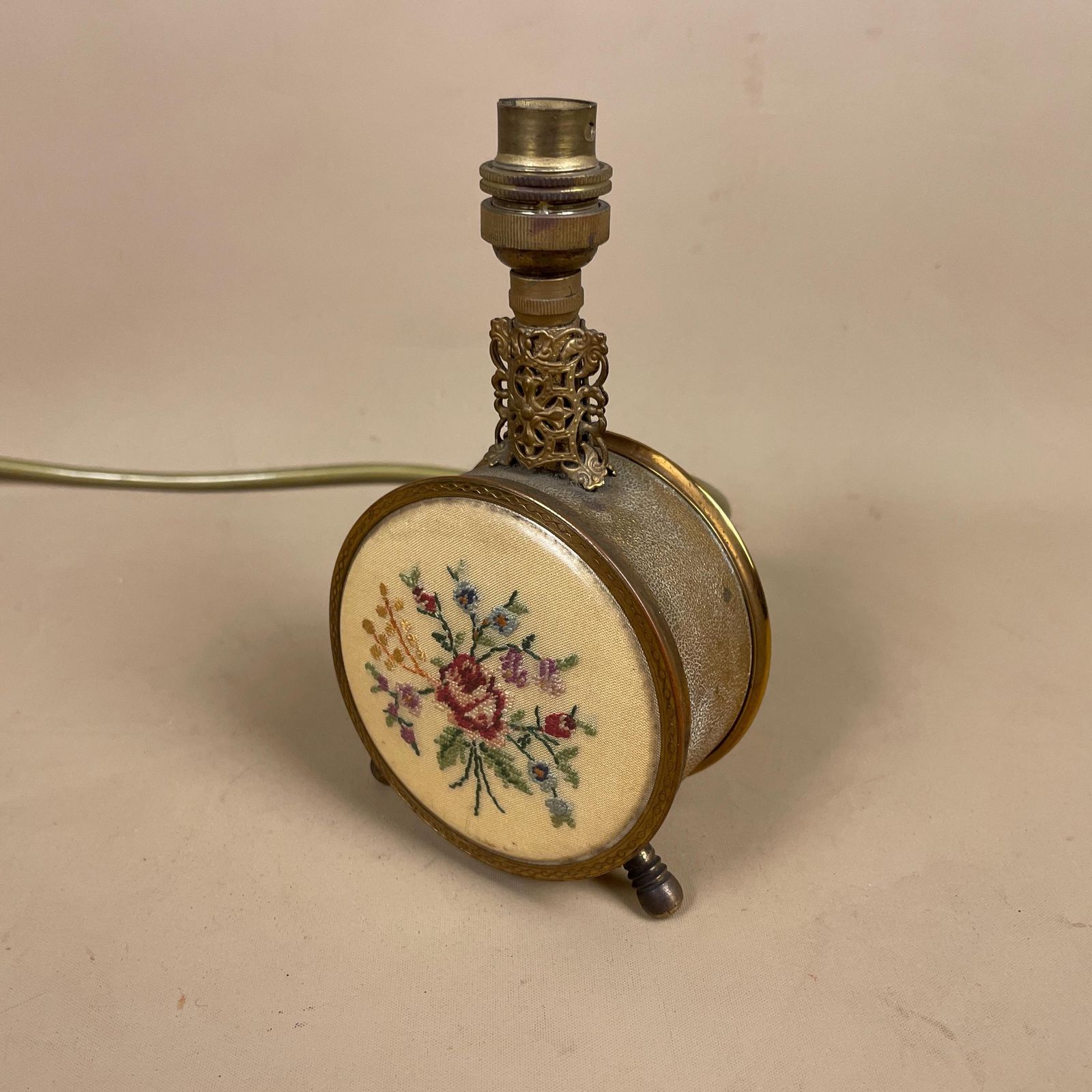 Vintage Thorens Swiss Musical Reading Lamp Gold Brass Metal Small Floral Embroidery Photo Locket (Repair Required) photo Lighting