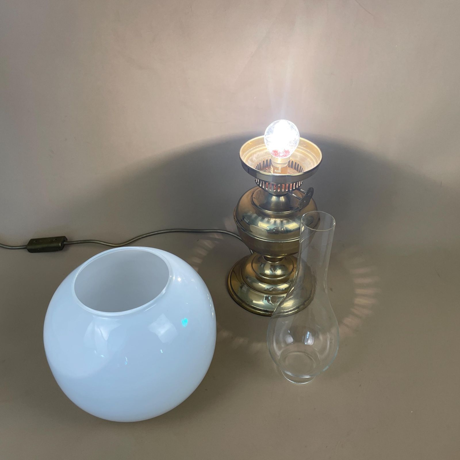 Antique Gold Brass Metal Lamp Light Bedside Side Vintage Ornate Glass Dome Ball Round Shade Top Oil Burner photo vinterior