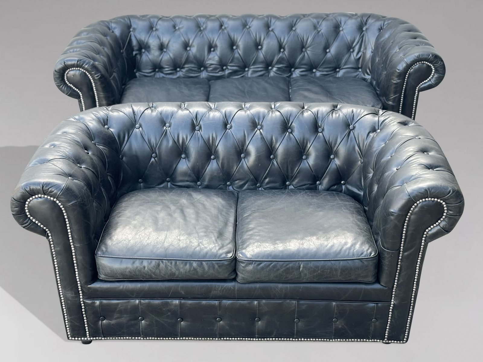 photo furniture Three Seater Black Leather Chesterfield Sofa