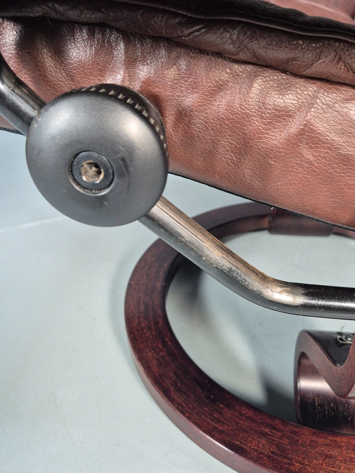 photo vintage Brown Leather Ekorness Stressless Swivel Reclining Chair Vintage Eb9279 Mswi