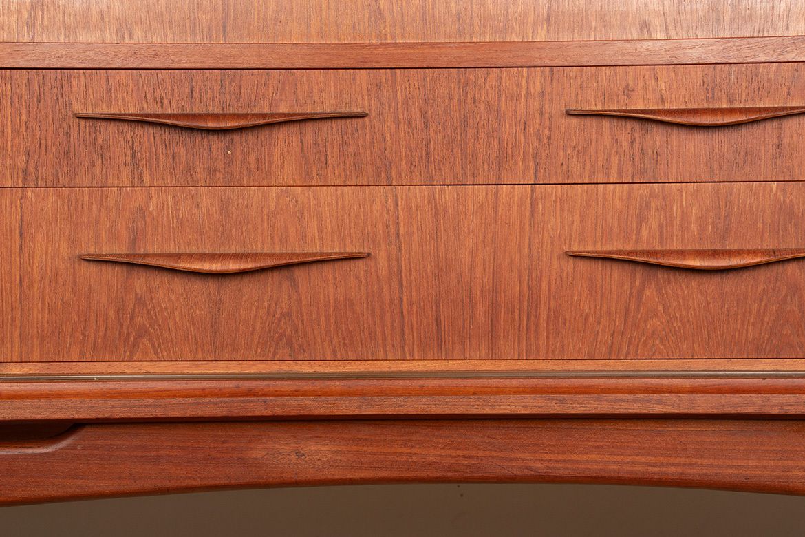 Buffet danois en teck par Ærthoj Jensen and Mølholm Herning, années 1960. photo vintage