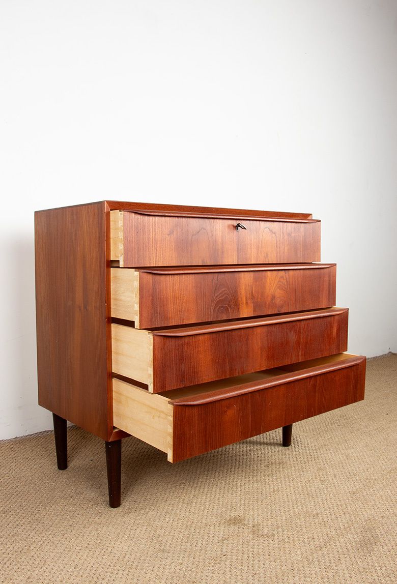 photo furniture Commode 4 tiroirs en teck, Danemark, années 1960.