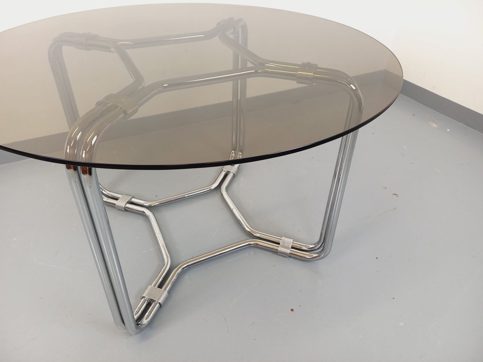 photo vintage Space Age Round Table In Smoked Glass And Chrome Metal