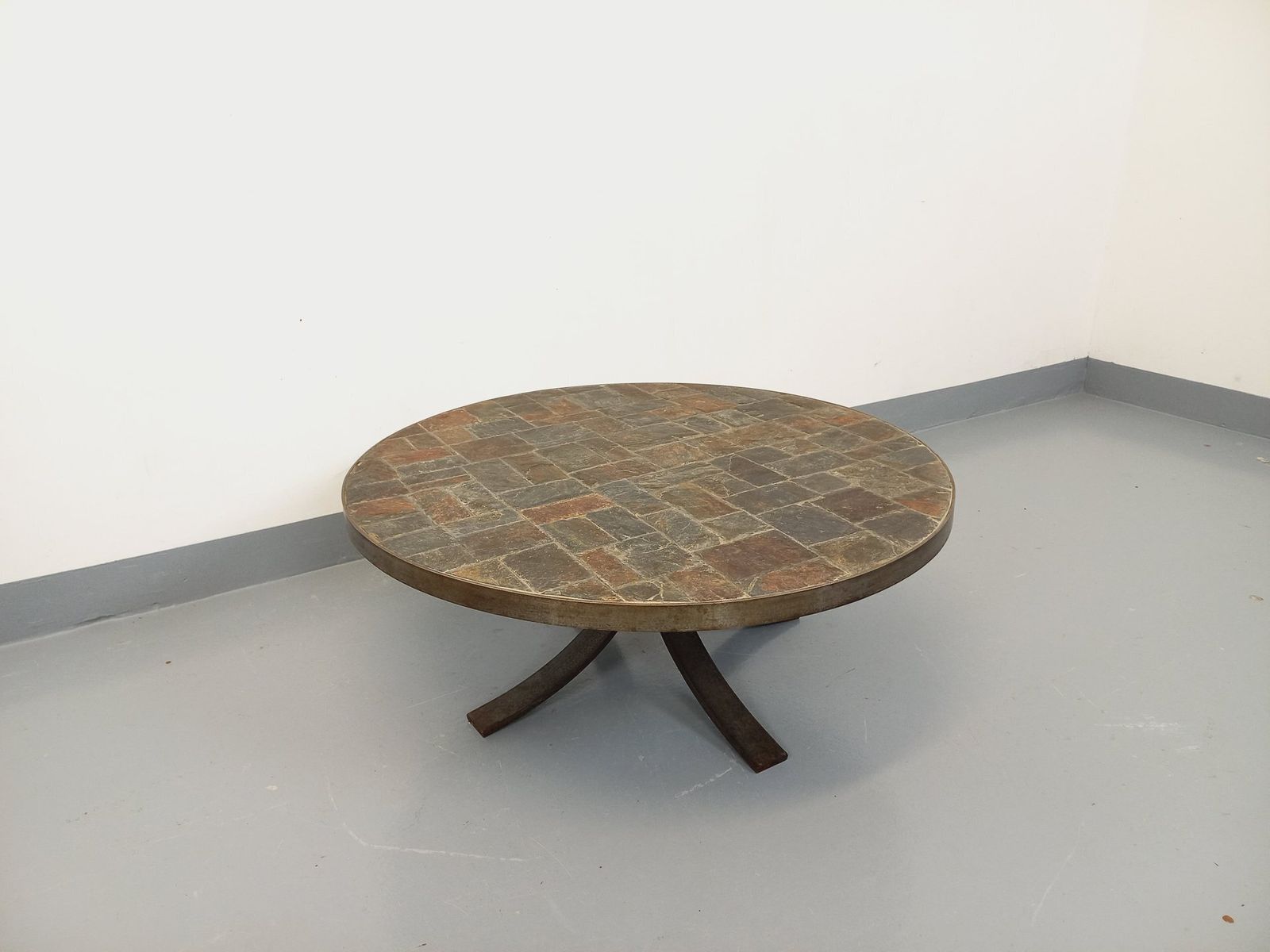 photo vinterior Brutalist Round Coffee Table In Metal And Slate