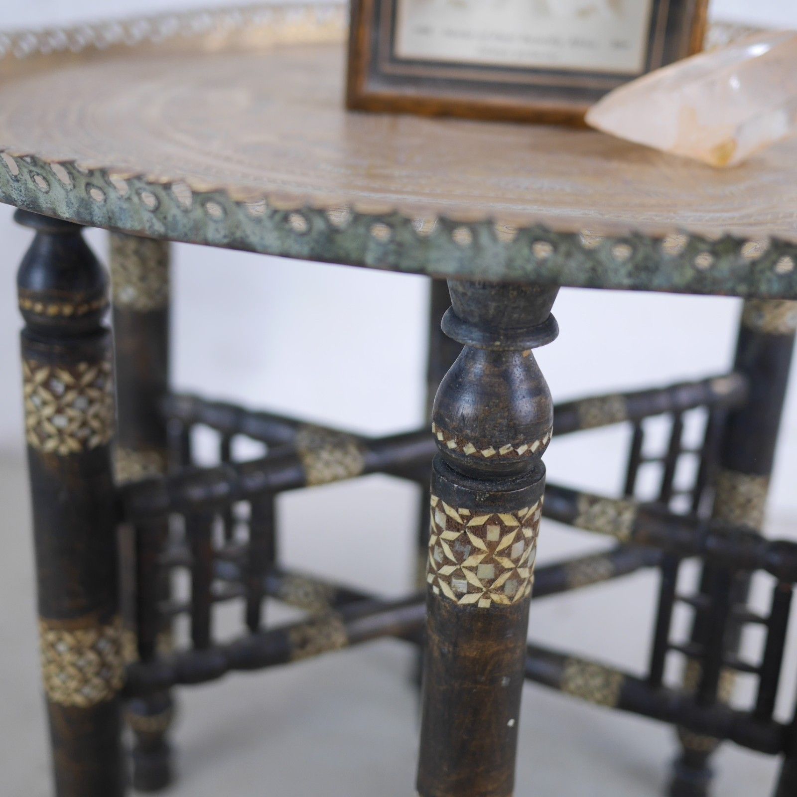 photo vinterior Antique Anglo Indian Pierced Brass Tray Top Folding Table Inlaid #102910
