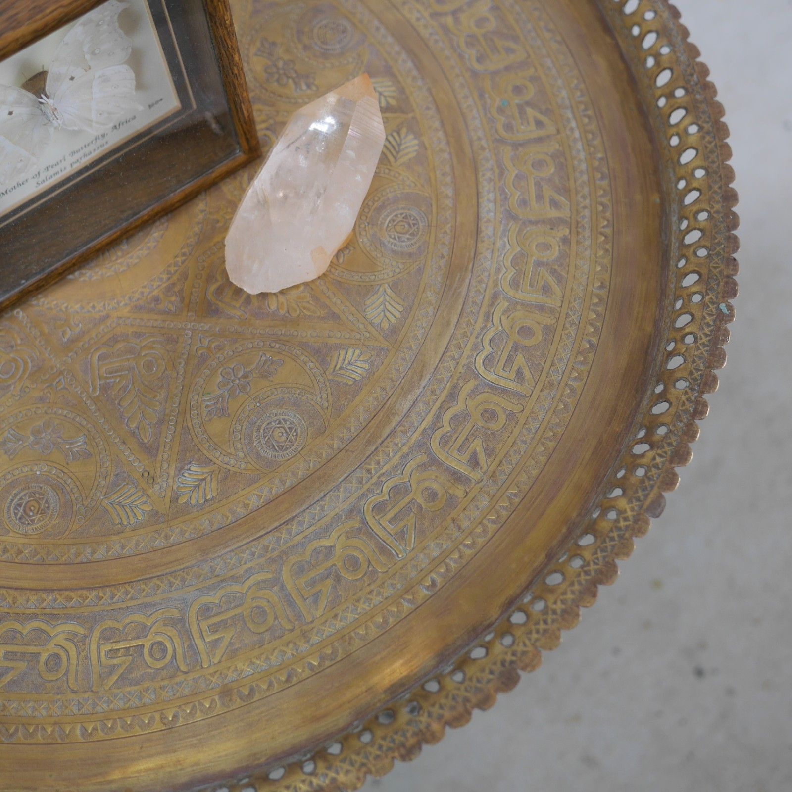 photo vintage Antique Anglo Indian Pierced Brass Tray Top Folding Table Inlaid #102910