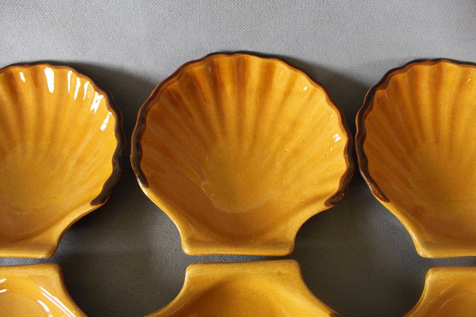 Set Van 8 Vintage Emile Henry France Keramische Serveerschaaltjes – Sint Jakobsschelp / Zeeschelp / Coquille Saint Jacques / Zeevruchten, Honingbruin Glazuur – Ramekins photo furniture