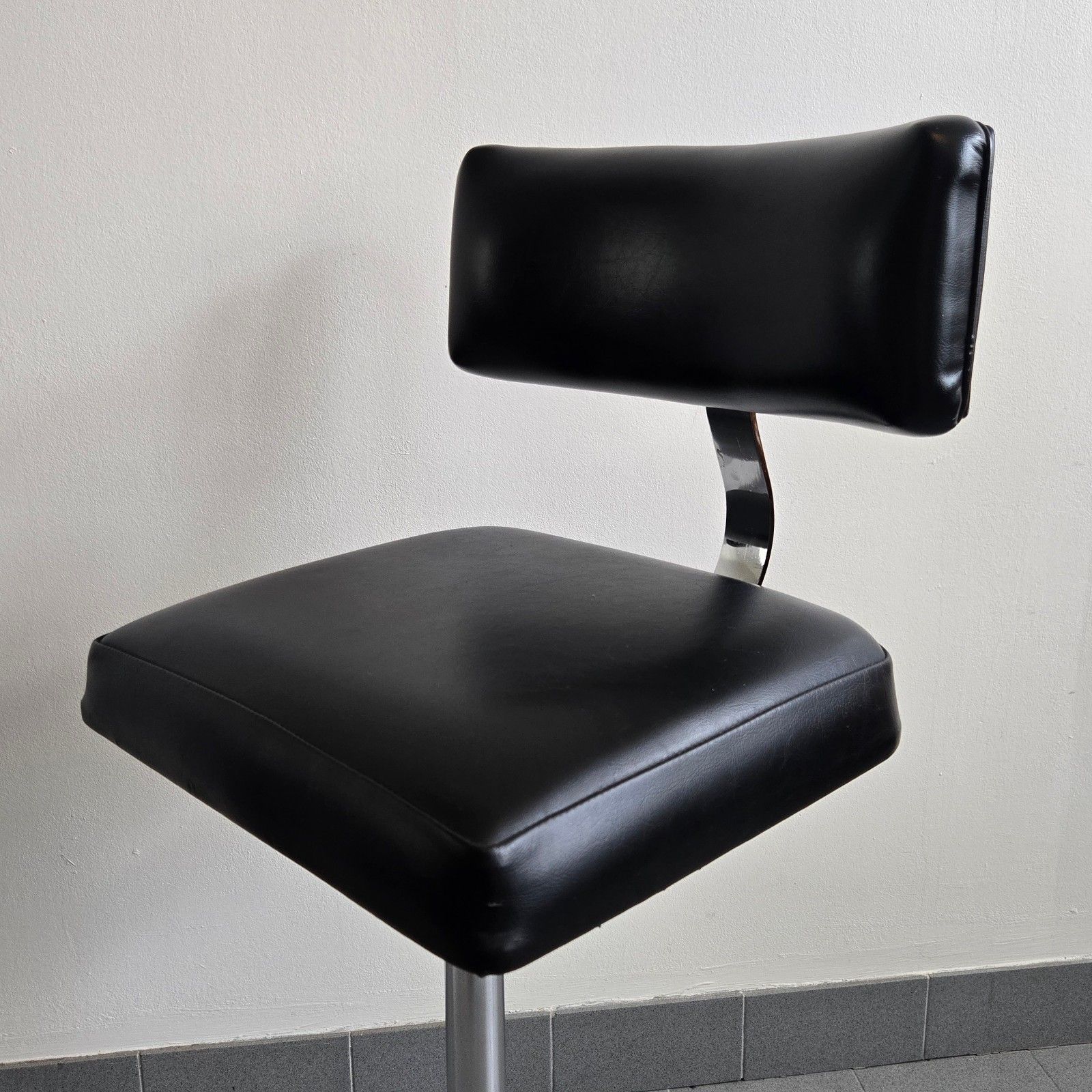photo vinterior Vintage 1960s Black & Metal Chrome 60s Retro Swivel Skai Bar Stool
