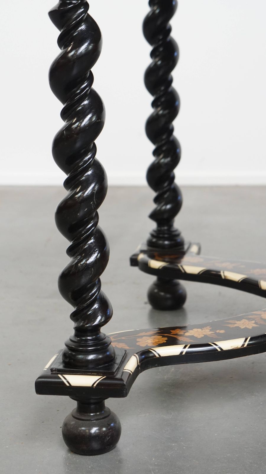 photo furniture Antieke Nederlandse Marquetterietafel, 19e Eeuw
