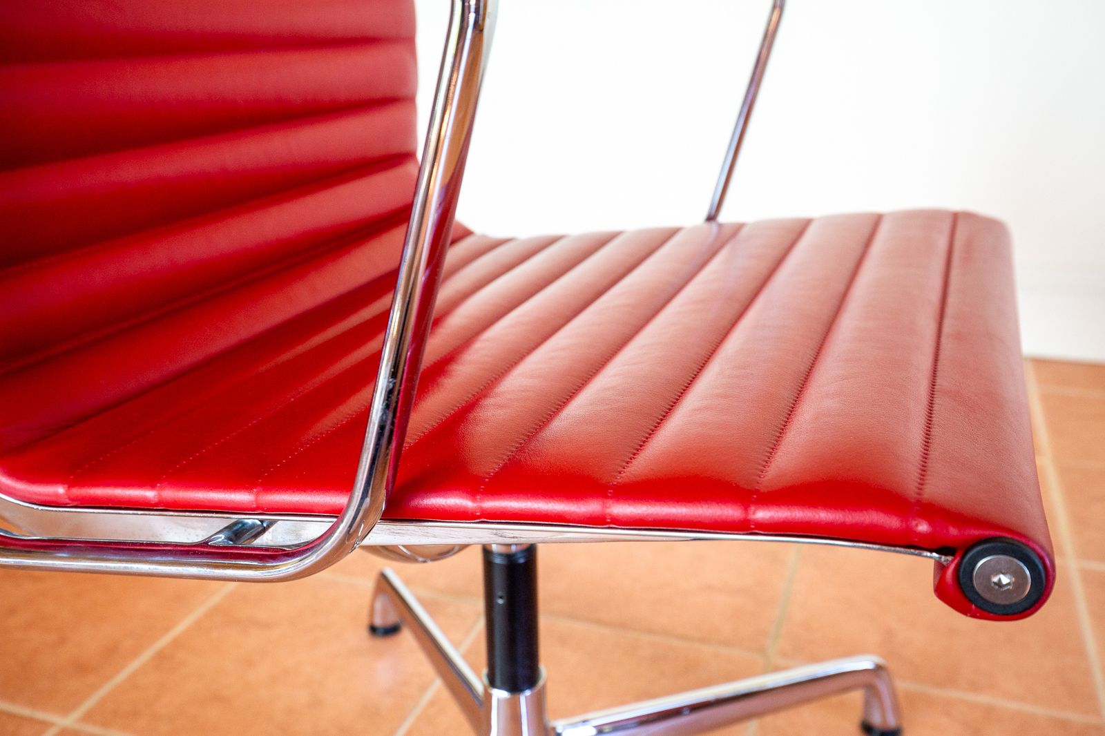 photo vintage Eames Ea108 Armchair By Icf 1 Of 4 Mcm 1970s Swivel Red Leather Chrome Aluminium Mid Century Executive Office Conference Chair