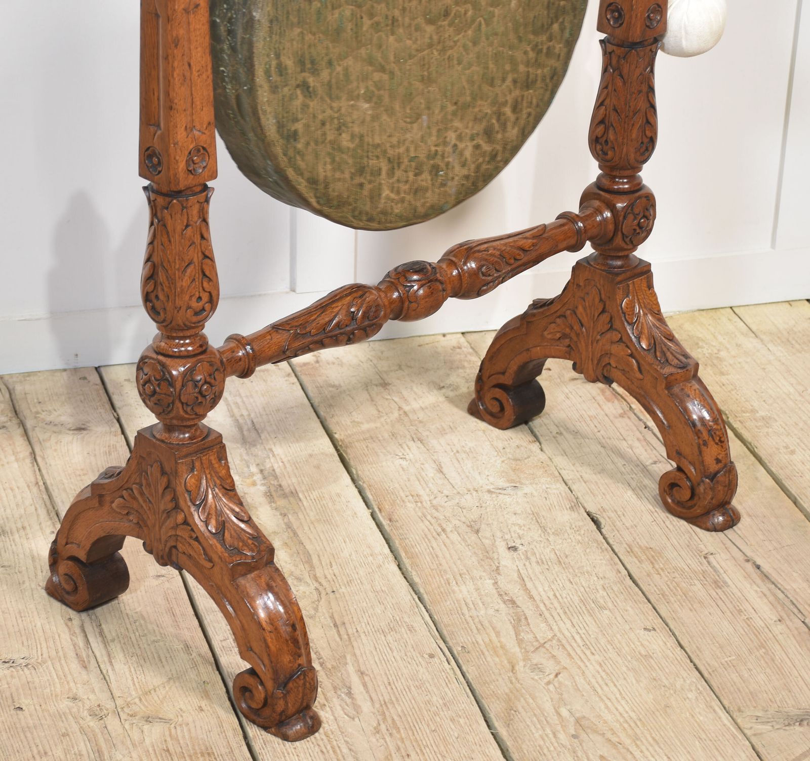 photo furniture Oak Framed Dinner Gong