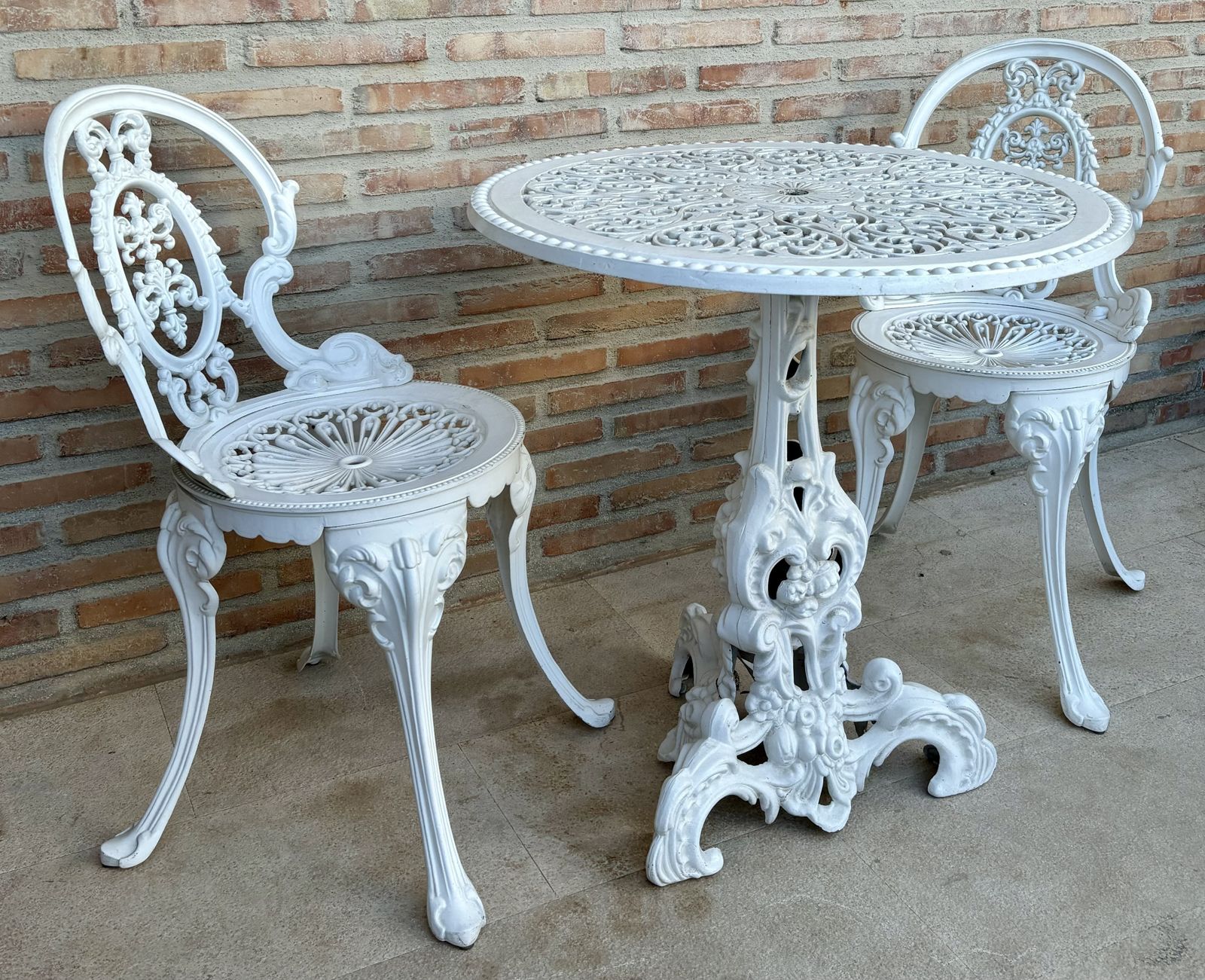photo vintage Set Of Wrought Iron Table And Chairs Garden Or Patio Furniture