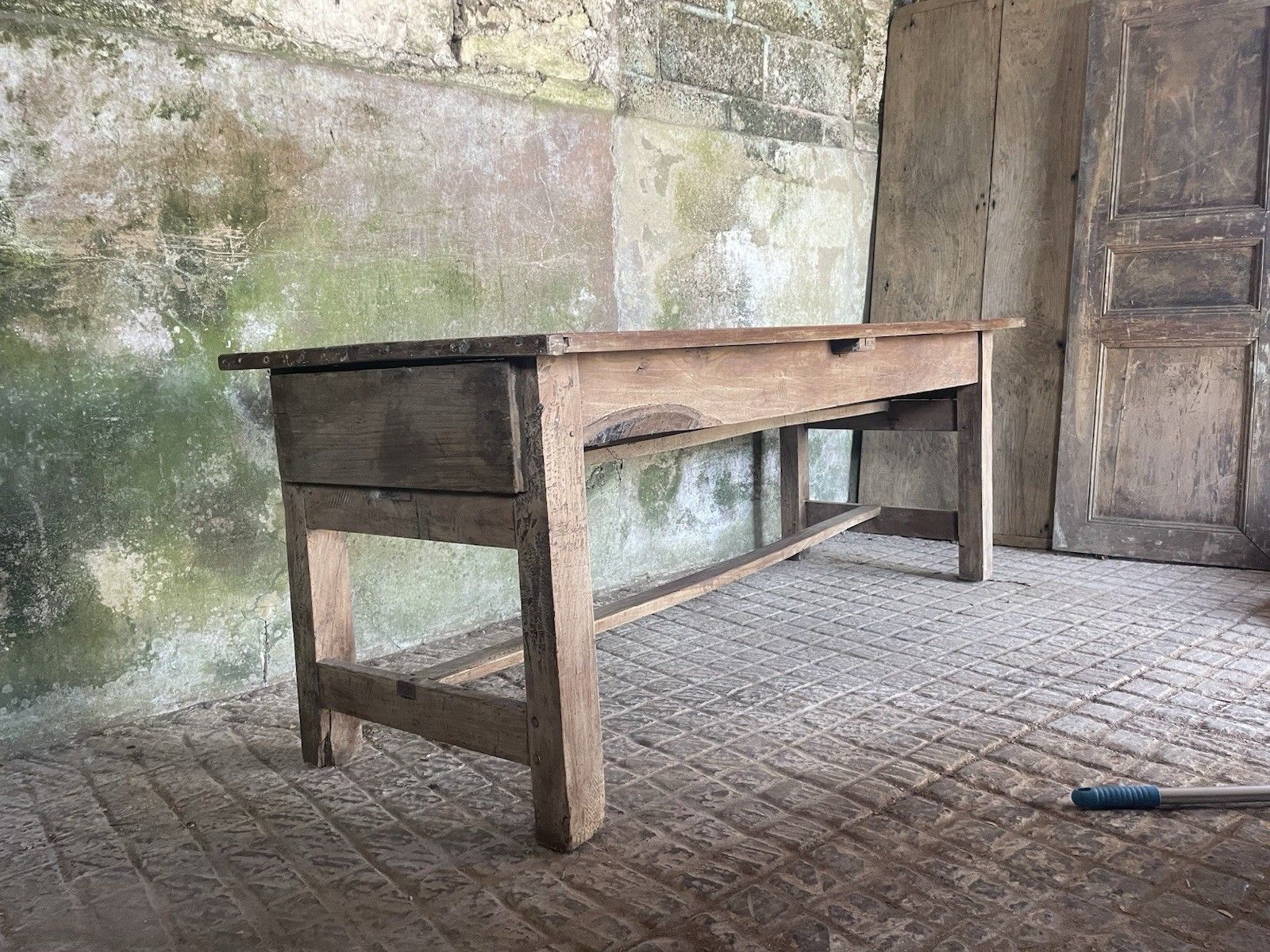 photo vintage Antique French Farmhouse Rustic Refectory Kitchen Table.