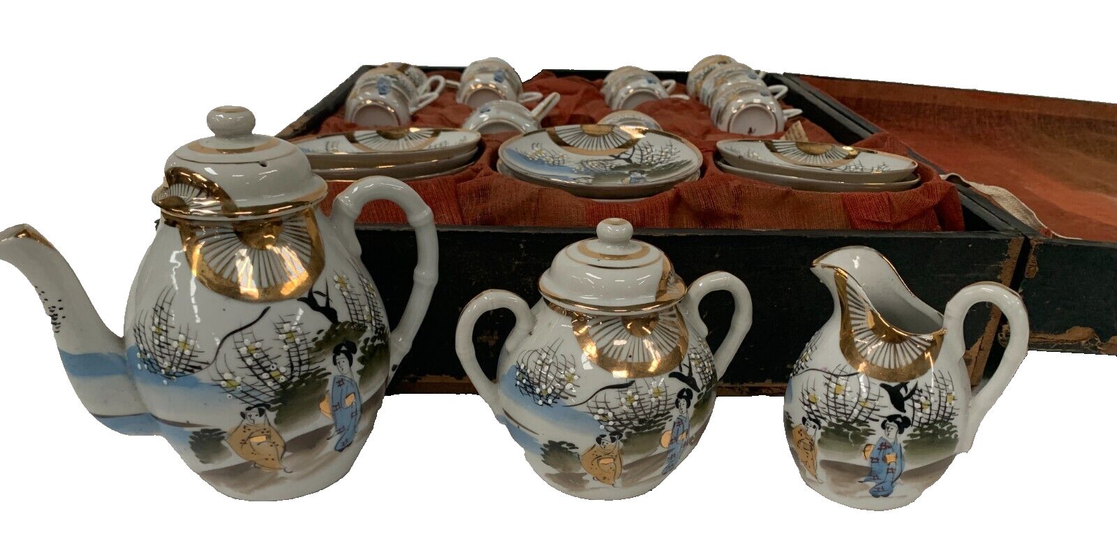 Service A Café A Douze Tasses En Porcelaine Polychrome XX Siècle photo for sale