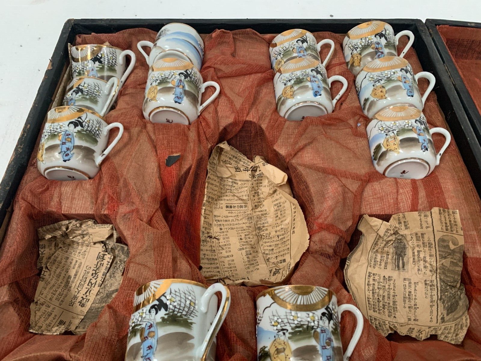 Service A Café A Douze Tasses En Porcelaine Polychrome XX Siècle photo vintage