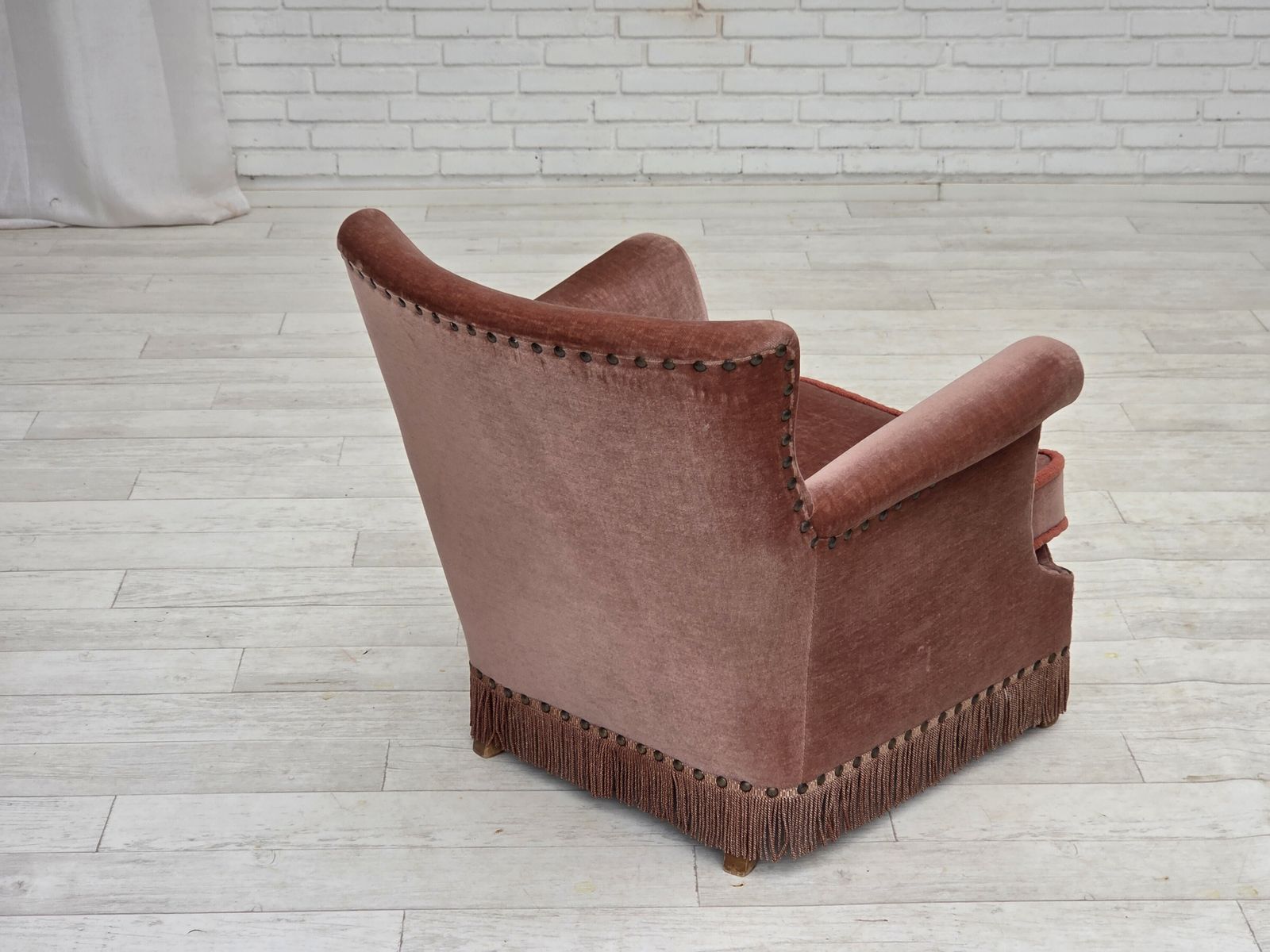 Jaren 1970, Deense Fauteuil, Zalmroze Meubelvelours, Beukenhout. photo vintage