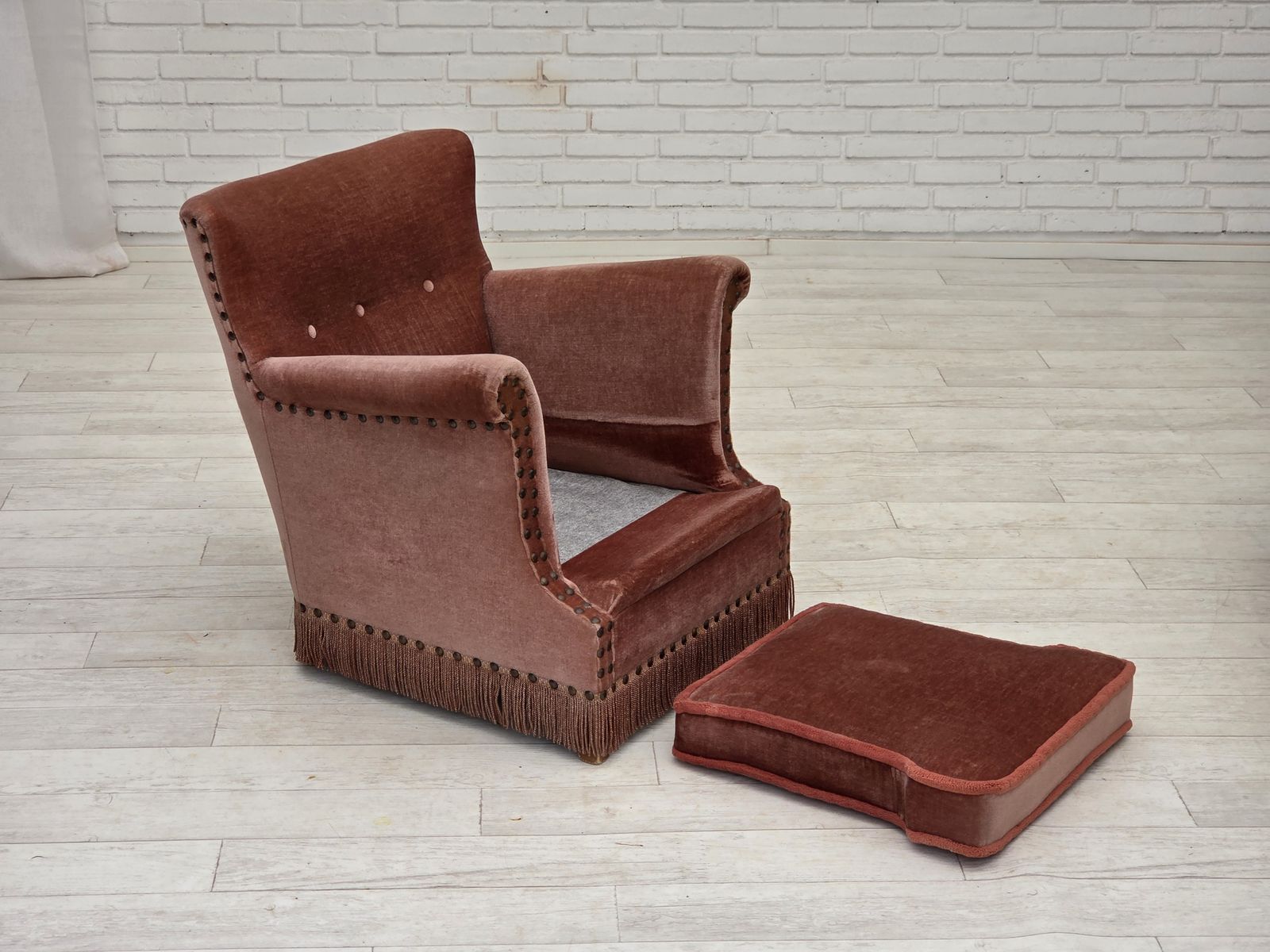 Meubels Jaren 1970, Deense Fauteuil, Zalmroze Meubelvelours, Beukenhout. photo