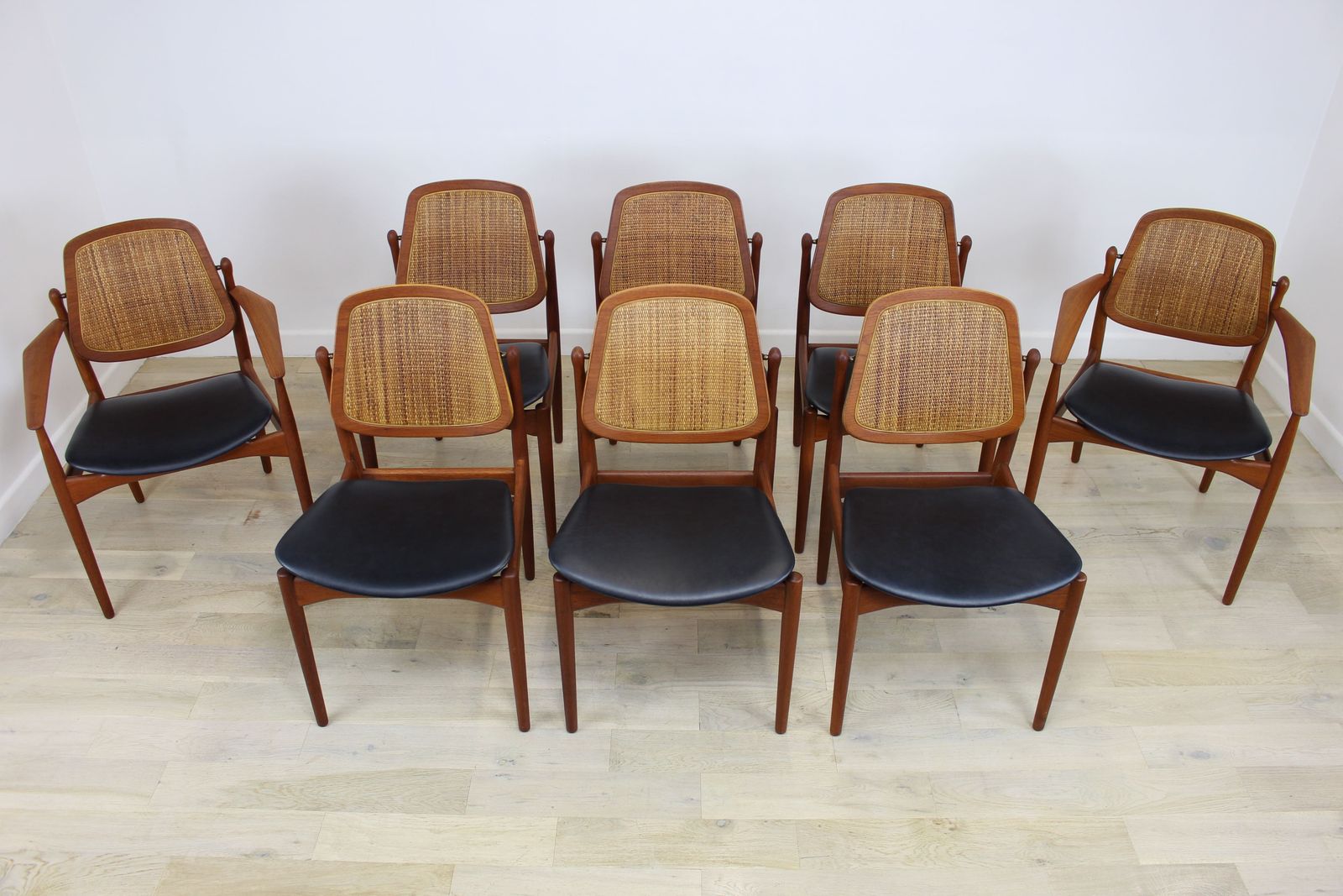 Superb Set Of 8 France And Daverkosen Chairs Model 186 By Arne Vodder