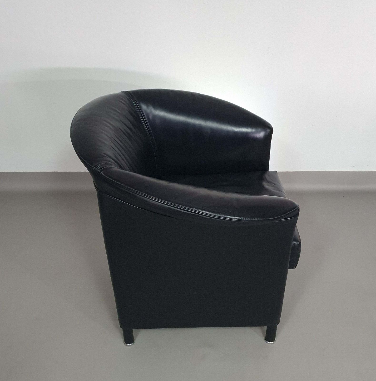 Furniture Aura Chairs / Black Leather By Paolo Piva For Wittmann 1980 photo
