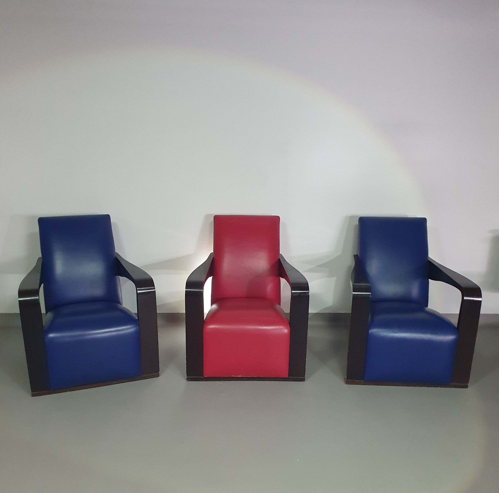 4 X Vintage Ying Lounge Chairs / Fauteuils Van Hugues Chevalier, Jaren 1990. 3 X Blue / 1 X Red Leather. Special Made In These Colours For Tommy Hilfi photo furniture