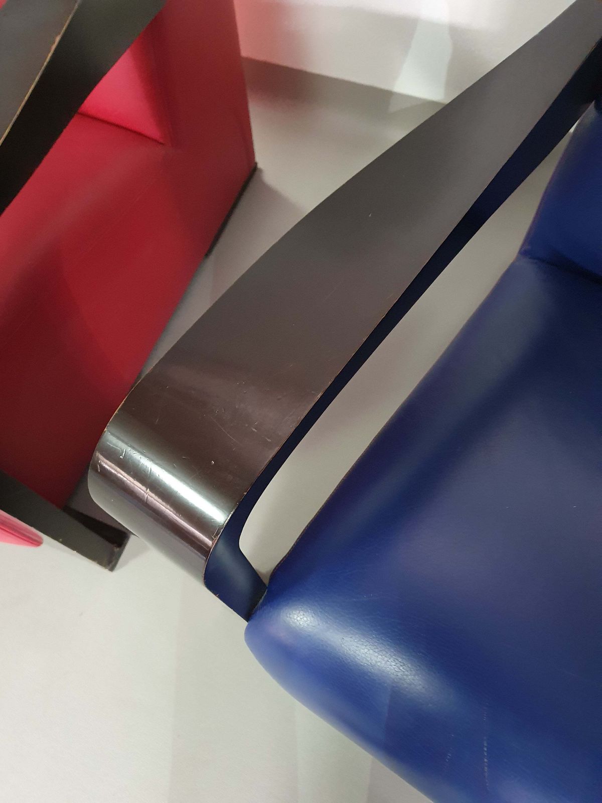4 X Vintage Ying Lounge Chairs / Fauteuils Van Hugues Chevalier, Jaren 1990. 3 X Blue / 1 X Red Leather. Special Made In These Colours For Tommy Hilfi photo for sale