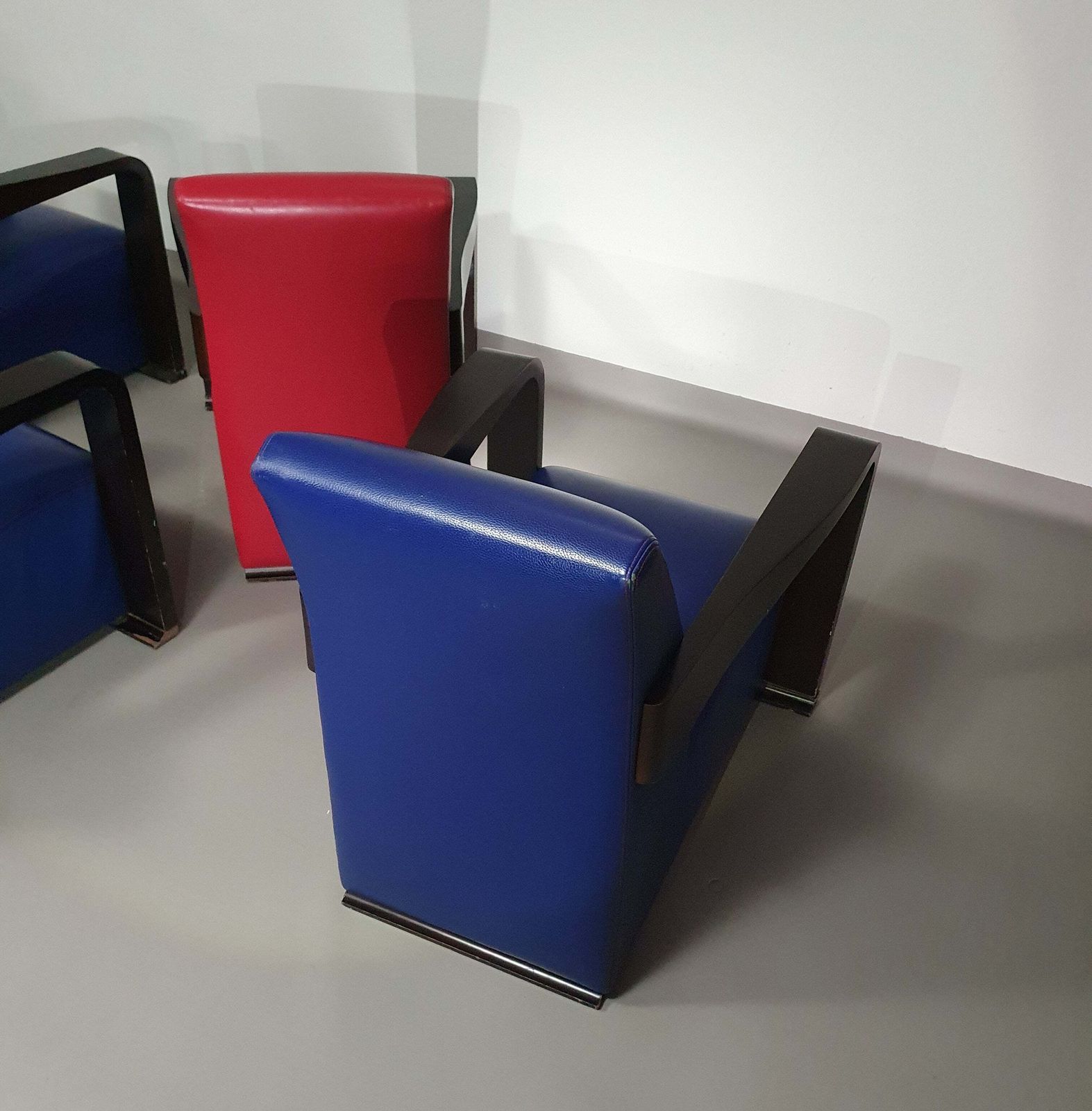 4 X Vintage Ying Lounge Chairs / Fauteuils Van Hugues Chevalier, Jaren 1990. 3 X Blue / 1 X Red Leather. Special Made In These Colours For Tommy Hilfi photo vintage