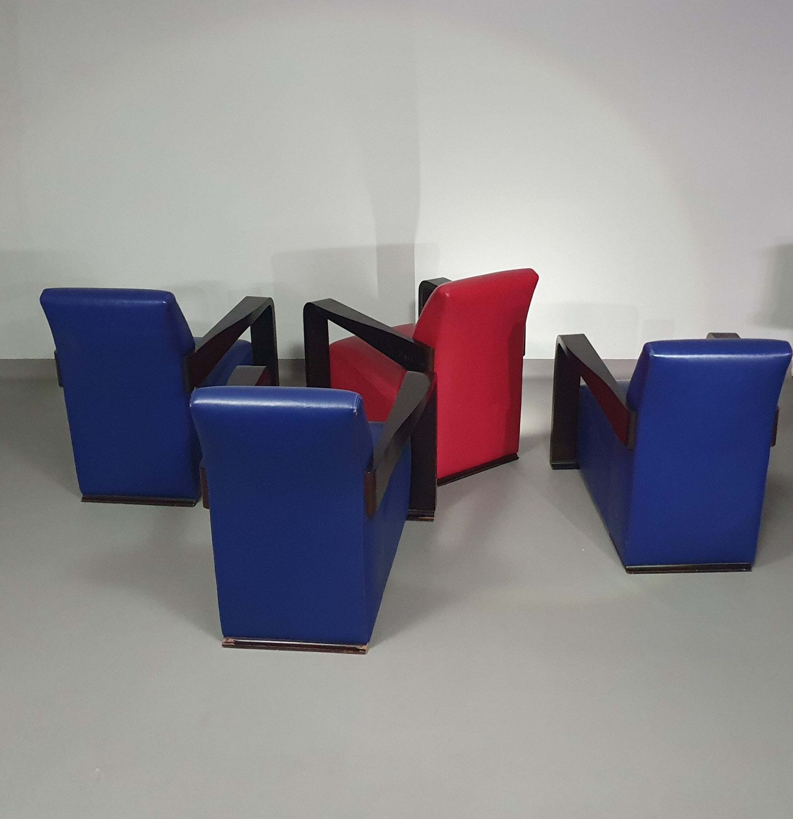 photo for sale 4 X Vintage Ying Lounge Chairs / Fauteuils Van Hugues Chevalier, Jaren 1990. 3 X Blue / 1 X Red Leather. Special Made In These Colours For Tommy Hilfi