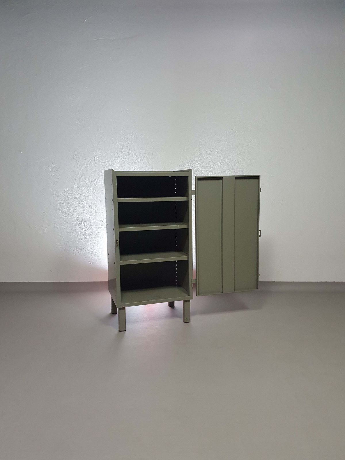 Prachtig Werkplaatskastje. Grijs Metaal Lockertje. Industrial Small Sideboard photo furniture