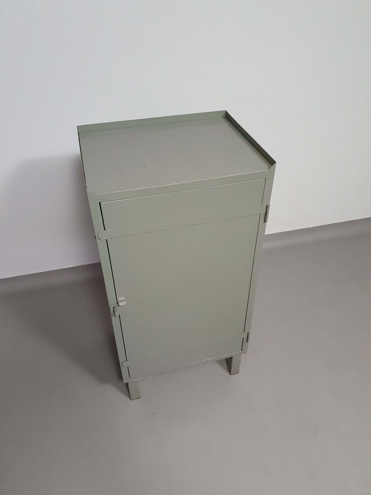 Prachtig Werkplaatskastje. Grijs Metaal Lockertje. Industrial Small Sideboard photo buy