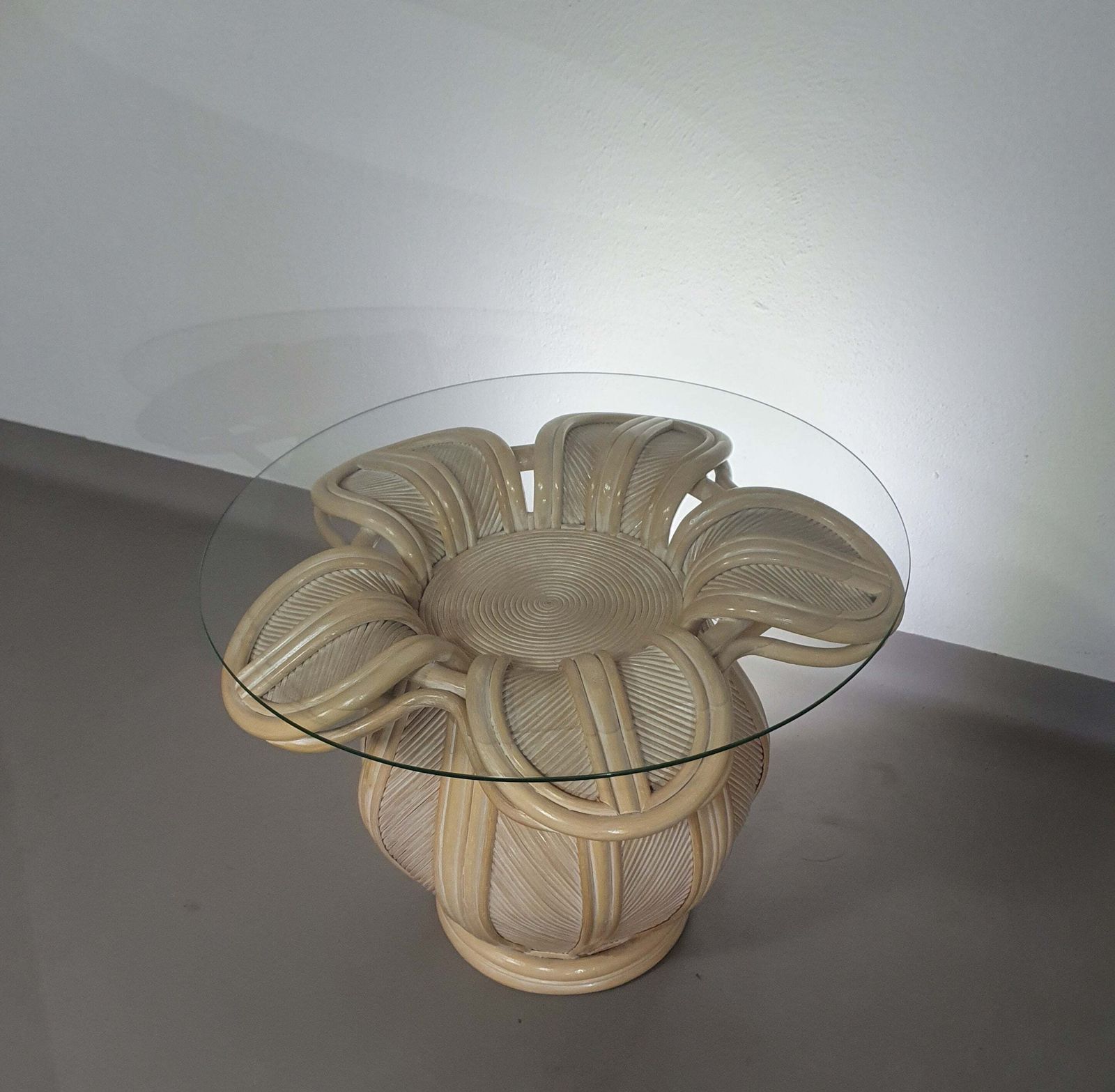 photo vintage Split Reed / Pencil Reed / Rattan / Bamboo Bell Flower Side Table.