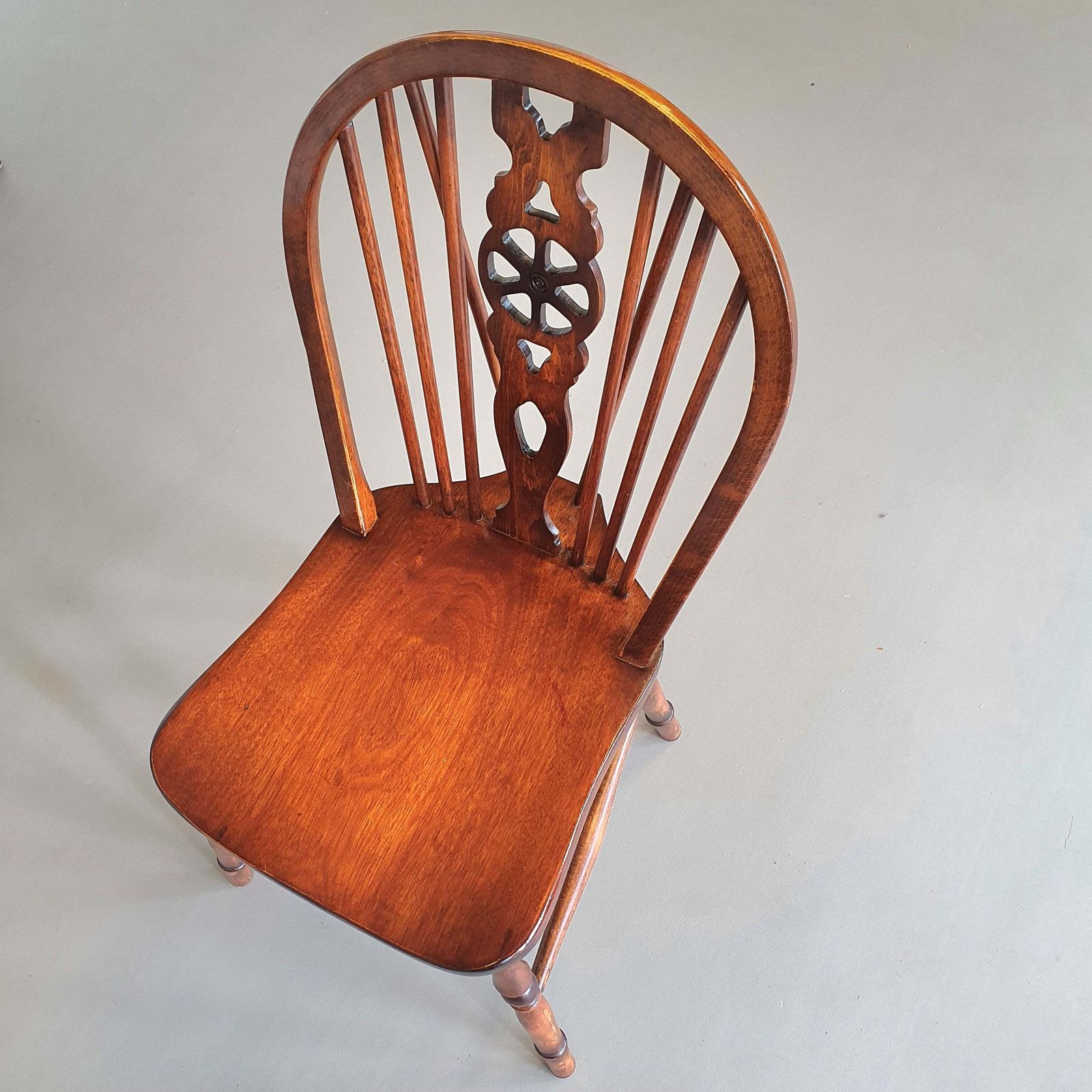 4 X Wheelback / Windsor Chairs / Marked photo Furniture
