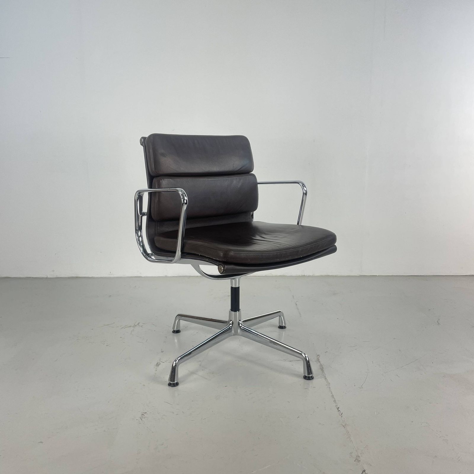 photo vinterior Eames Brown Leather Ea 208 Soft Pad Group Chair Made By Vitra For Herman Miller