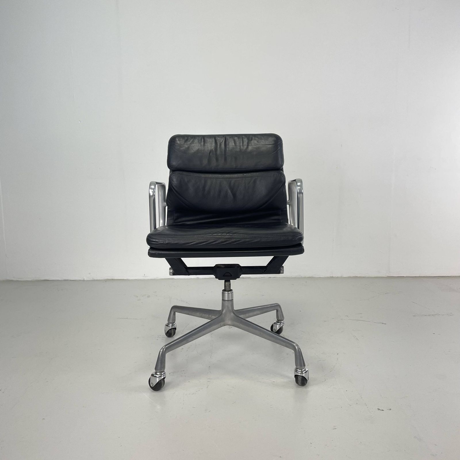 Eames Herman Miller Black Leather Soft Pad Group photo vinterior