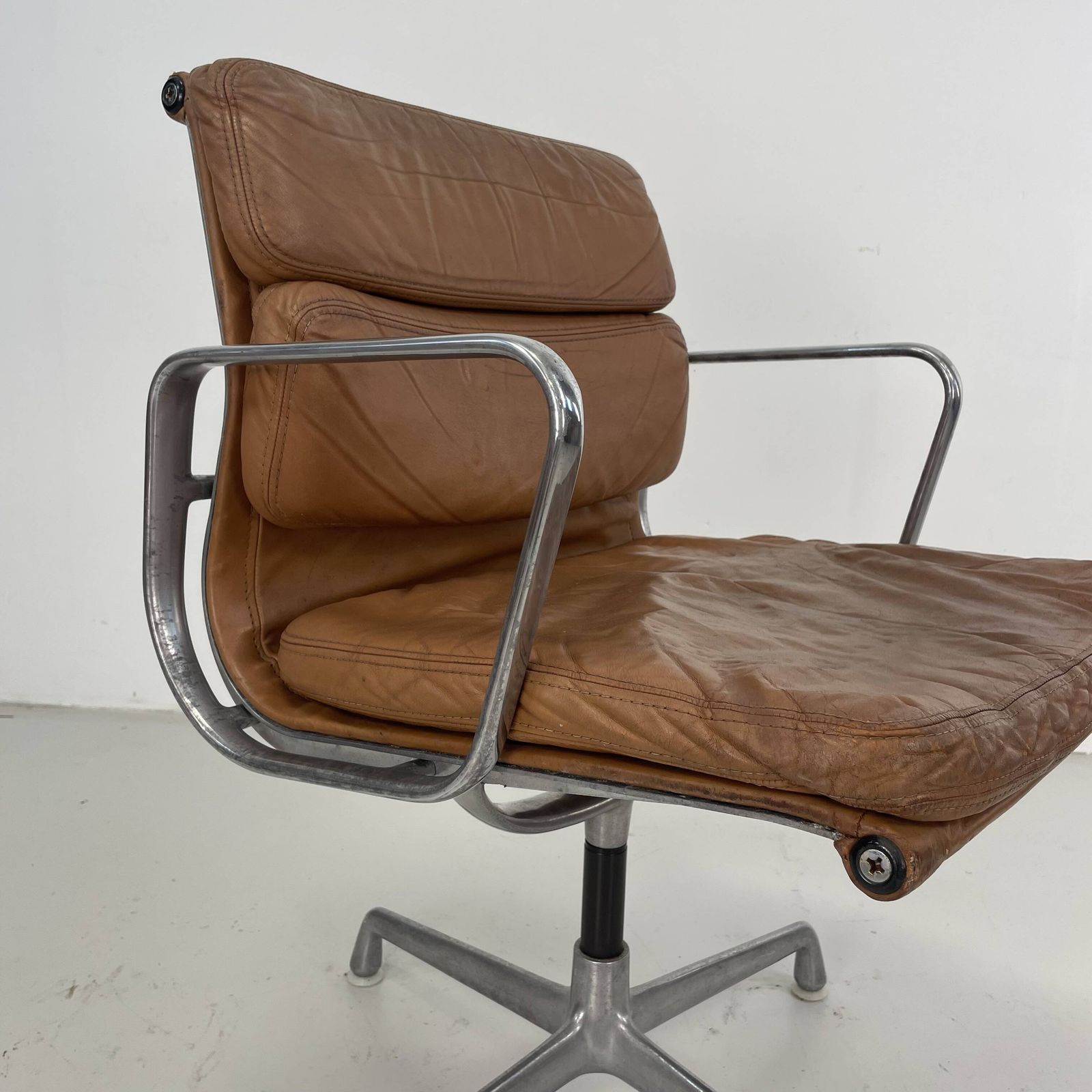 Eames Herman Miller Tan / Camel Leather Soft Pad Group Chair photo vinterior