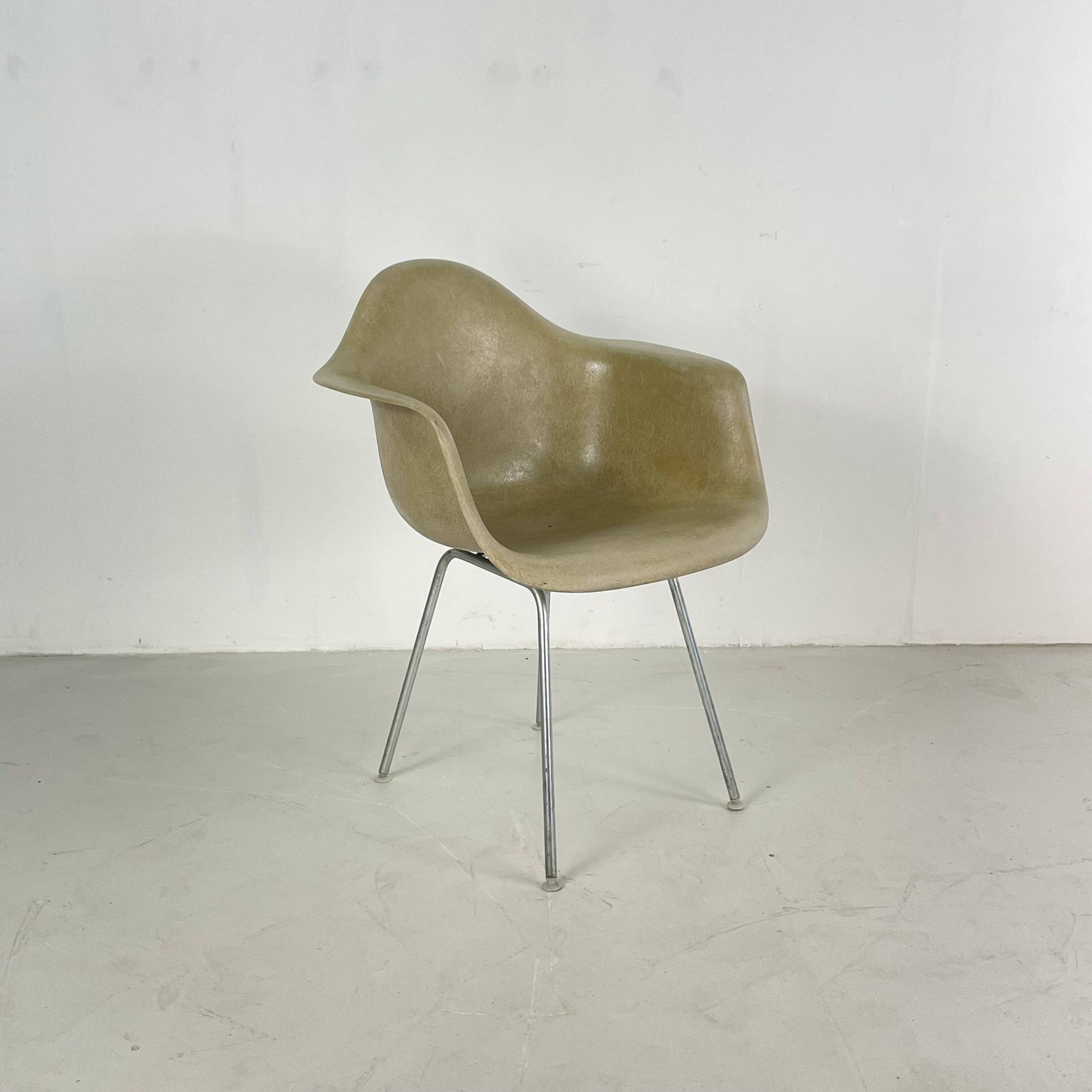 863.0 Eames Herman Miller Dax Fibreglass Chair In Seafoam Green photo